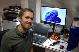 Mikko Jäntti Mikko. yrityksen omistaja, tietokoneen äärellä.